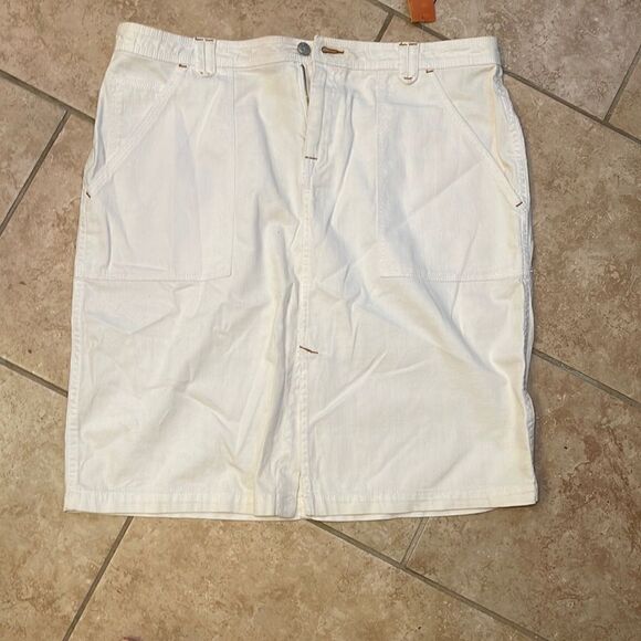 White skirt - Picture 1 of 4